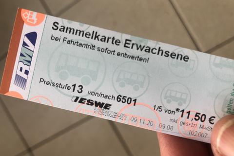 So eine Sammelfahrkarte wird vom Entwerter in den Wiesbadener Eswe-Bussen offenbar auch schon mal verschluckt. Foto: Michaela Luster