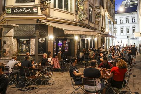 Im Bereich rund ums Staatstheater (oben) treffen sich traditionell viele Jugendgruppen, die dort Musik hören, sitzen und auch trinken. Die Außengastronomie in der Alfons-Paquet- und der Wagemannstraße ist auch während der Corona-Pandemie nachts beliebt. Archivfoto: René Vigneron