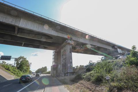 Oben wird verstärkt, unten wird gesperrt. Am Wochenende beginnen Baumaßnahmen an der Salzbachtalbrücke. Foto: Jörg Halisch