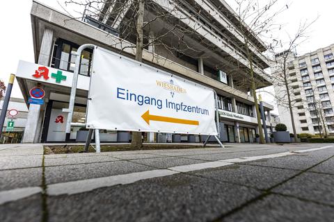Ein Schild weist den Weg zum Impfzentrum der DKD-Helios-Klinik in Wiesbaden. Foto: Lukas Görlach
