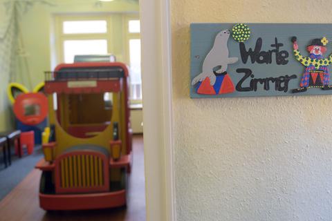 Das Wartezimmer einer Kinderarztpraxis (Symbolbild). Foto: dpa
