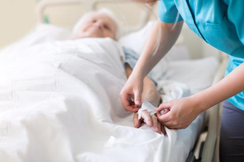 geduldig; Arzt; Krankenhaus; Krankenschwester; Frau; medizinisch; Medizin; Bett; Gesundheitswesen; Gesundheit; Kind; Menschen; Pflege; Klinik; Professionel; krank; jung; Hand; Senior; Zahnarzt; Person; Stethoskop; Alten; Besetzung; Blut; drinnen; Ausrüstung; Wiederherstellung; Hilfe; Station; Therapie; weiblich; reifen; Erwachsene; echte Menschen; alt; kaukasisch; Oma; pflege