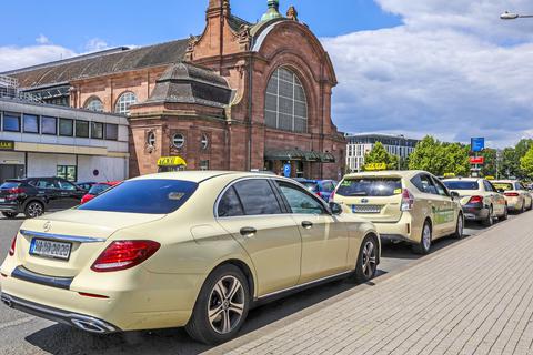 In Wiesbaden sind derzeit 260 Taxis gemeldet. Viele von ihnen warten am Hauptbahnhof auf Fahrgäste. Archivfoto: René Vigneron