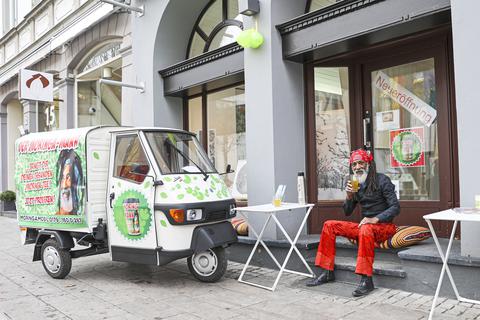 Tekle Ghebregeorgis bringt den Wiesbadenern in seinem Pop-up-Café gesunde Teesorten näher.         Foto: René Vigneron
