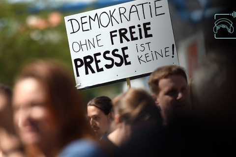 Gerade auf Demonstrationen erfahren Journalisten in Deutschland Bedrohungen und Gewalt. Bei dieser Demonstration in Berlin sind Demonstranten hingegen für die Freiheit der Presse eingetreten. Foto: dpa