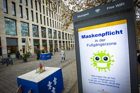 Die Maskenpflicht in der Wiesbadener Fußgängerzone hat ausgedient – mal wieder.  Foto: Lukas Görlach