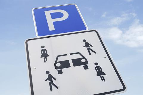 Die Stadt Wiesbaden kann nun Schilder für neue Carsharing-Stationen aufstellen. Foto: dpa