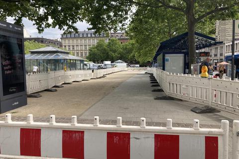 Seit Mittwochfrüh ist der Bereich hinter der Bushaltestelle Friedrichstraße, auf dem die Marktbeschicker ihre Fahrzeuge abstellen können, mit einem Bauzaun abgesperrt. Foto: Böhme