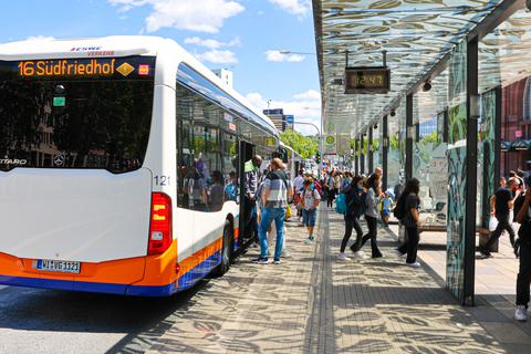 Seit dem 1. Juni gelten auch in Wiesbaden das 9-Euro-Ticket für Bus und Bahn und die Senkung der Energiesteuer. Foto: René Vigneron