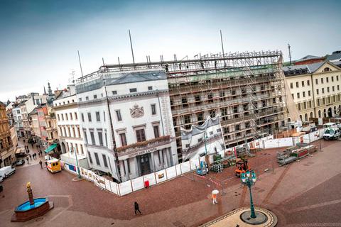 Nach fast drei Jahren hat die fotorealistische Plane am Hessischen Landtag ihren Dienst erfüllt und wurde entfernt. Foto: Lukas Görlach 