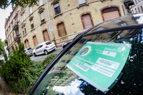 Anwohner mit Auto müssen künftig deutlich mehr zahlen: Das Bewohnerparken wurde auf jährlich 120 Euro erhöht.     Foto: Sascha Kopp