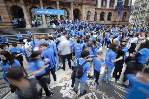 Die Schüler der Mittelstufenschule, gut zu erkennen an ihren blauen T-Shirts, fluten Rathaustreppe und Innenstadt. Foto: Tim Würz
