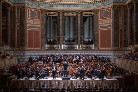 Klangprachtentfaltung mit Chören und Staatsorchester: 8. Sinfoniekonzert im Kurhaus. Foto: Volker Watschounek