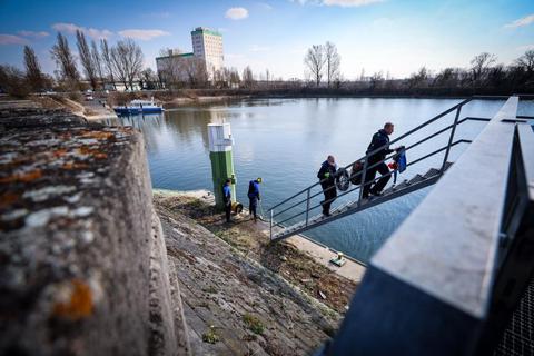 Bei einem Bootsbrand im Schiersteiner Hafen in Wiesbaden ist am Sonntagmorgen ein sieben Jahre altes Mädchen gestorben. Foto: Lukas Görlach 