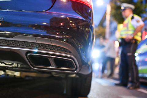 Ein getuntes Auto während einer Polizeikontrolle. Foto: dpa