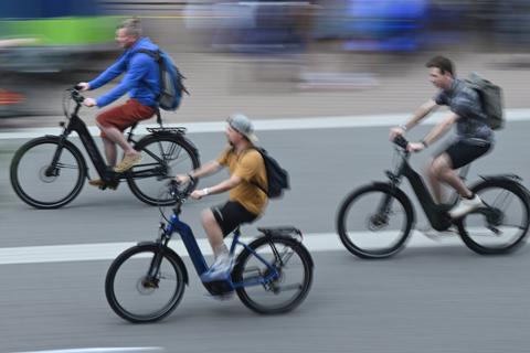 Fahrradfahrende Menschen auf einer Straße. Foto: dpa
