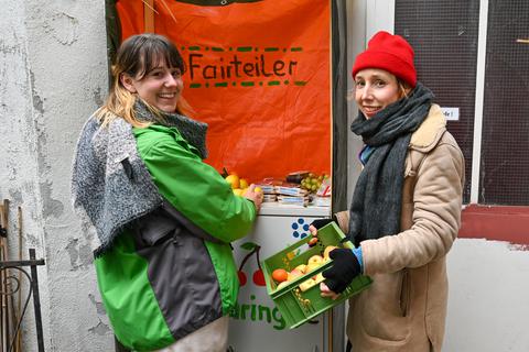 Anita Kansy und Anne-Marie Engel retten Lebensmittel.            Foto: Volker Watschounek