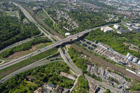1963 wurde die 310 Meter lange Salzbachtalbrücke errichtet. Sie ist eine Verlängerung des Rhein-Main-Schnellwegs und überquert unter anderem die Mainzer Straße, die hier in die A671 übergeht, sowie mehrere Bahnstrecken. Deutlich ist auch das Hauptklärwerk mit den sechs großen Nachklärbecken erkennbar. Foto: Elke Noack 