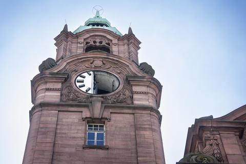 Das Bahnhofsgebäude stammt von 1906. Die jetzige Uhr ist vom April 1982, also genau 40 Jahre alt. Foto: Sascha Kopp