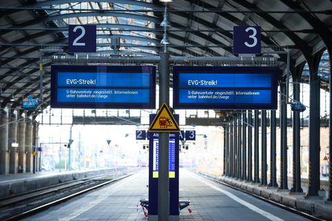 Die Gleise im Hauptbahnhof bleiben heute leer. Auch in Wiesbaden fahren wegen des bundesweiten Warnstreiks von Verdi und EVG keine Züge. Auch die Busse der Eswe Verkehr bleiben im Depot.