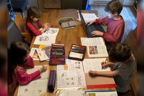So konzentriert geht es selten zu: Meistens erledigen die Kinder ihre Hausaufgaben nacheinander. Foto: Alexa Stabel 