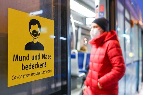 In Bus und Bahn gilt weiterhin Maskenpflicht.