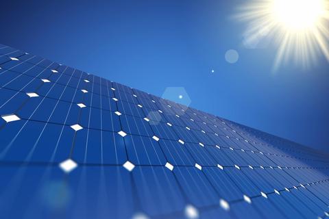 Fotovoltaik-Anlagen sind beliebt. Doch nicht alle schaffen es so bald ans Netz, wie es sich die Eigentümer vorstellen. Der Netzbetreiber E-Netz Südhessen erklärt, warum dies so ist. Foto: Stock.Adobe