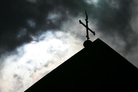 Bischof Peter Kohlgraf bekennt in dem Hirtenbrief, die große Schuld der Kirche und er wagt eine Ursachenanalyse.                