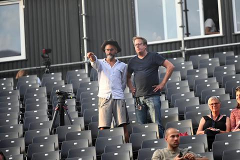 Der künstlerische Leiter der Nibelungen-Festspiele, Thomas Laue (rechts, neben Regisseur Roger Vontobel), blickt längst auf die Inszenierungen der kommenden Jahre in Worms. Foto: pakalski-press/Ben Pakalski