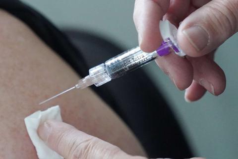 Wer unterschiedliche Impfstoffe bei der Corona-Impfungen erhält, hat ein erhöhtes Risiko für milde und moderate Nebenwirkungen.  Archivfoto: dpa