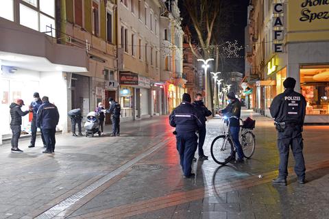 Die nächtliche Ausgangssperre gilt weiter, aber nun erst ab 21.30 Uhr. Das soll auch die Kontrollen wie hier in der "KW" erleichtern. Foto:  pakalski-press / Ben Pakalski