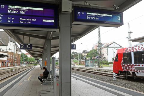 „Zug fällt aus“ – das werden Pendler und Reisende auch ab diesem Donnerstag wieder am Hauptbahnhof lesen.       Archivfoto: pakalski-press/Dirigo