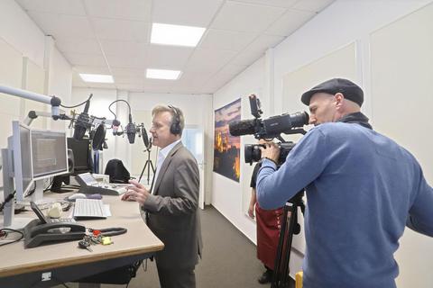 Das SWR-Regionalbüro befindet sich nun am Obermarkt. Im Bild ist SWR-Reporter Jürgen Wolff an seinem Arbeitsplatz zu sehen – und wird zur Feier des Tages dabei gefilmt. Foto: BK/Andreas Stumpf