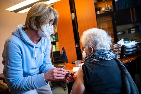 Eine Patientin wird in einer Hausarztpraxis geimpft.  Symbolfoto: dpa