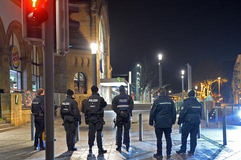 Polizisten kontrollieren die Ausgangssperre am Wormser Hauptbahnhof.  Foto: pakalski-press/ Ben Pakalski
