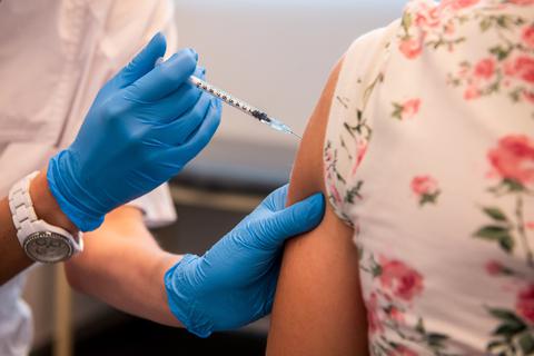 Eine Frau wird gegen Corona geimpft.  Symbolfoto: dpa