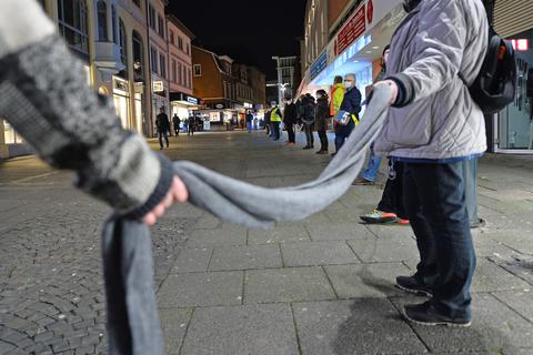 Nicht nur die Motagsspaziergänger standen am Montag in Worms auf der Straße. Auf dem Lutherplatz bildeten Menschen eine Mahnwache und Menschenkette gegen Rechts. Foto: pakalski-press / Ben Pakalski