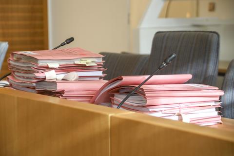 Ein Stapel Gerichtsakten liegt auf einem Tisch. Archivfoto: Harald Kaster