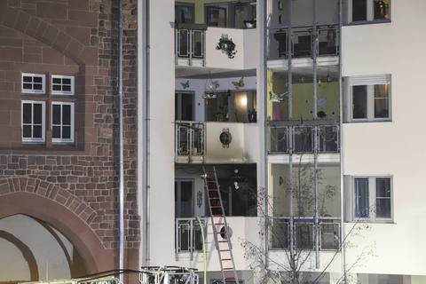 Insgesamt 17 Menschen wurden von Balkonen oder Fenstern, von einem Vordach und aus dem Haus selbst gerettet. Foto: pakalski-press/Andreas Stumpf