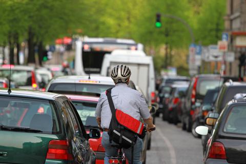 Den Straßenraum müssen sich immer mehr Verkehrsteilnehmer und größere Pkw teilen.