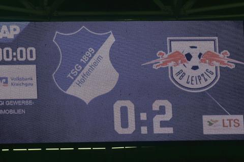 Die Anzeigetafel in der PreZero-Arena, Sinsheim, zeigt das Ergebnis des Spiels Hoffenheim gegen Leipzig.  Foto: Ralf Poller/AvantiPool