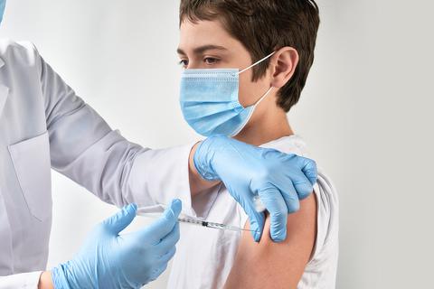 Seit Montag können sich auch Kinder ab 12 Jahren gegen das Coronavirus impfen lassen. Manche wollen, andere sehen es kritisch und warten zunächst ab. Archivfoto: tilialucida - stock.adobe