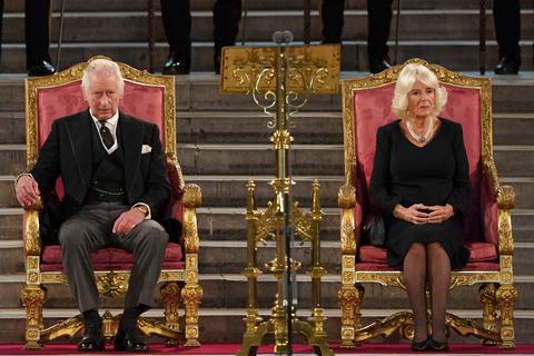 König Charles III. und seine Frau Camilla (r-l) nehmen an einer feierlichen Zeremonie zur Beileidsbekundung beider Kammern des britischen Parlaments in der Westminster Hall teil. Der britische König Charles III. wird am 6. Mai 2023 gekrönt.  Foto: dpa