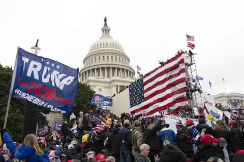 Unterstützer von Präsident Donald Trump stehen vor dem US-Kapitol. Foto: dpa