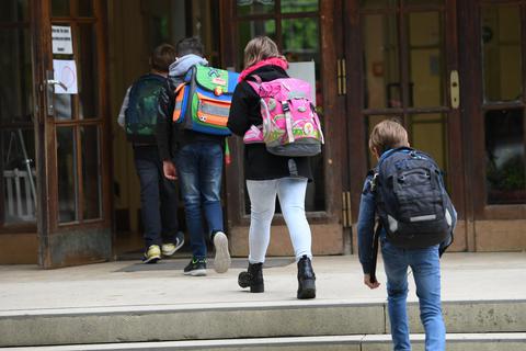 Der Wechselunterricht für die Klassenstufen eins bis sechs in Hessen startet am Montag. Archivfoto: dpa