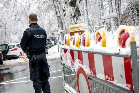 Nachdem zahlreiche Menschen auf den Großen Feldberg im Taunus wollten, weil dort Schnee liegt, musste die Polizei bereits zum Wochenanfang - wie hier auf dem Bild zu sehen - wegen Überlastung einige Zufahrtsstraßen sperren.  Foto: dpa
