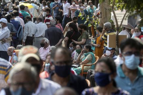 Zahlreiche Menschen stehen in Mumbai Schlange, um sich gegen das Coronavirus impfen zu lassen. Foto: dpa