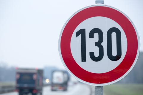 Die Mehrheit der Deutschen ist laut einer Umfrage für ein Tempolimit auf Autobahnen. Foto: Jens Büttner/zb/dpa