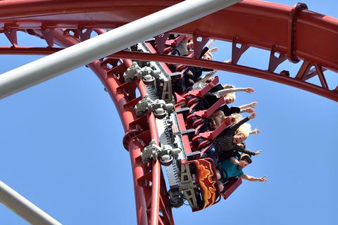 Nervenkitzel ist in der Achterbahn „Sky Screamer“ im Holiday Park Haßloch angesagt - wenn auch mit besonderen Vorkehrungen. Foto: dpa