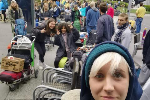 Warten auf den ersehnten Flug nach Deutschland – Shanna Reis am Flughafen in Neuseeland. Foto: privat